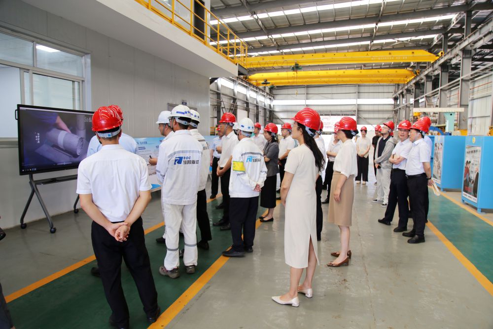 啟東市委書記楊中堅一行蒞臨子公司潤邦海洋焊接培訓車間開展現場調研(圖2) 啟東市委書記楊中堅一行蒞臨子公司潤邦海洋焊接培訓車間開展現場調研(圖2)