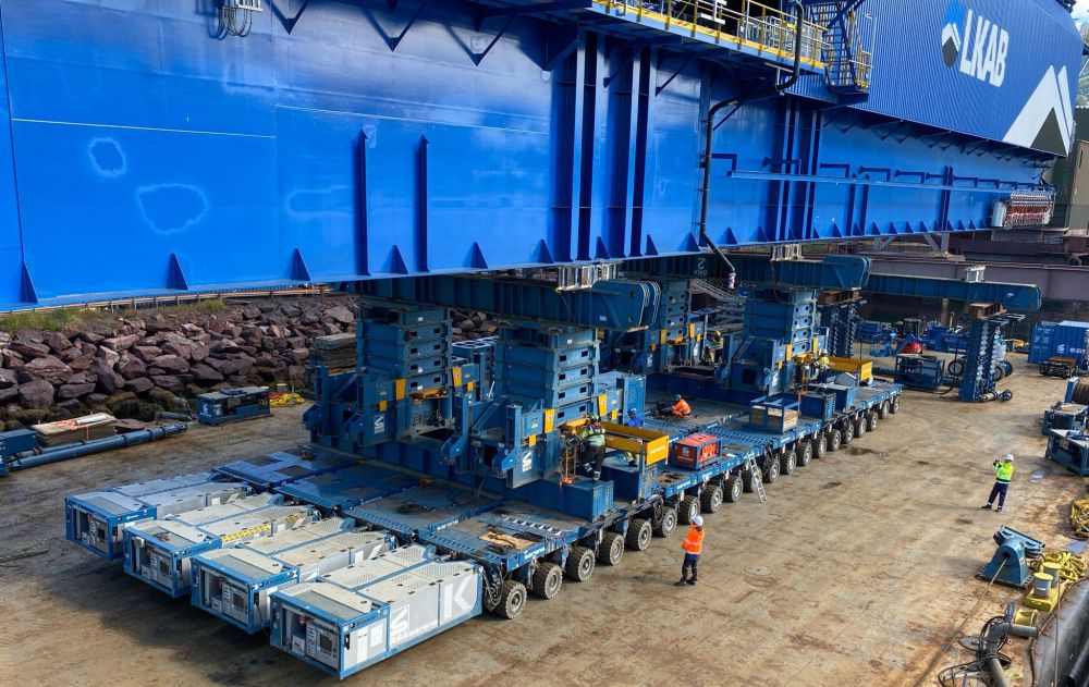 KOCH Solutions大型裝船機(jī)成功運抵客戶碼頭(圖1)