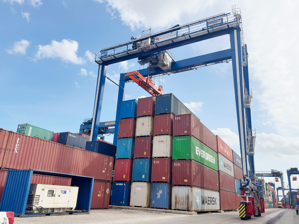 近日，GENMA品牌成功簽約海外客戶(hù)2臺(tái)2,000噸/小時(shí)橋式抓斗卸船機(jī)訂單。(圖1)